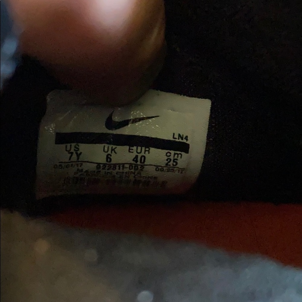 Nike Black and White Women's Sneakers - Picture 8 of 13